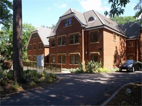 View Full Details for 136 Upper Chobham Road ,Surrey GU15 1EL